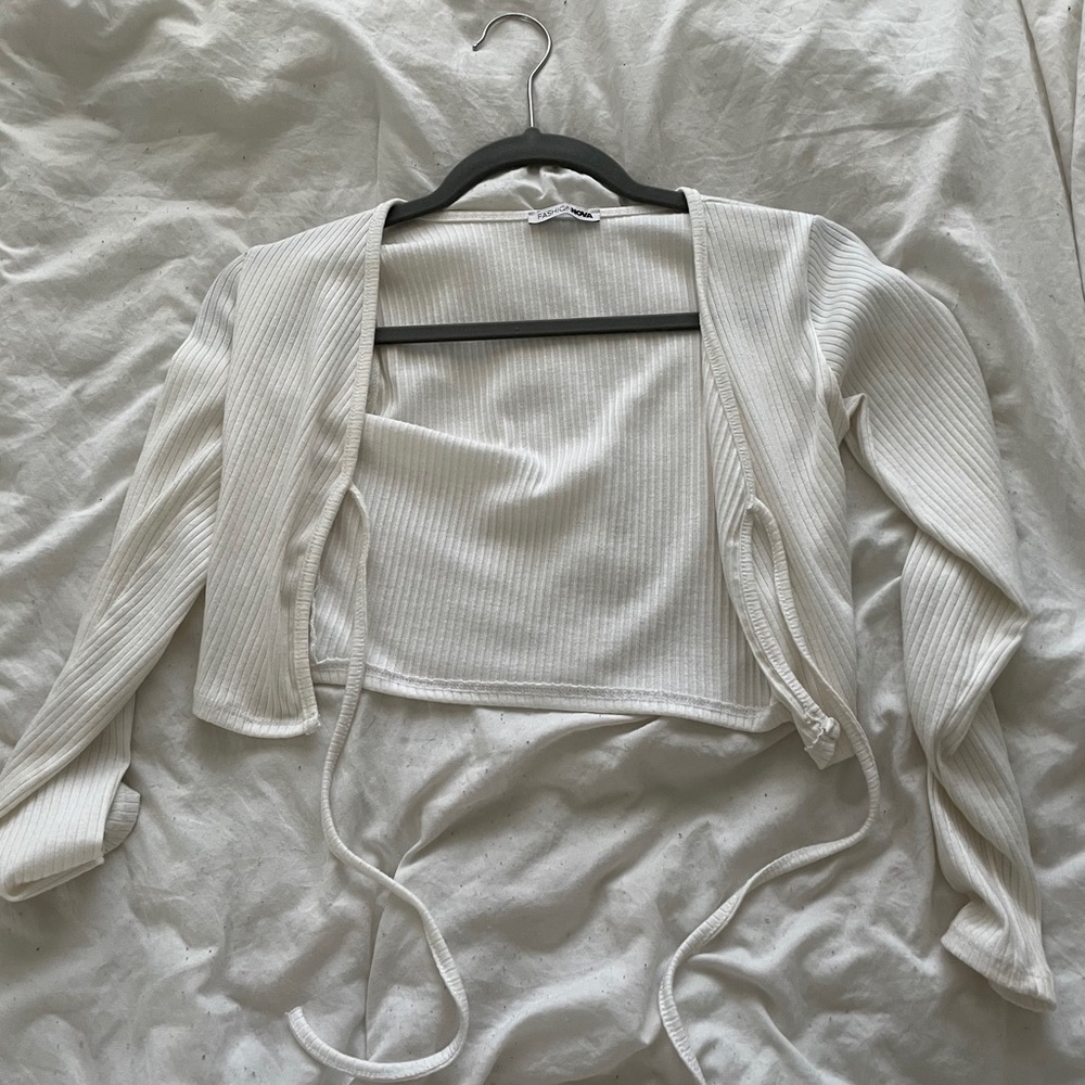 Tie-front long sleeve crop top